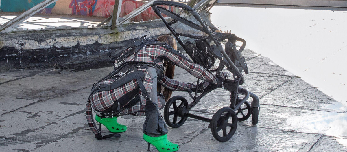 Balenciaga lanza unas sandalias Crocs con tacón de aguja
