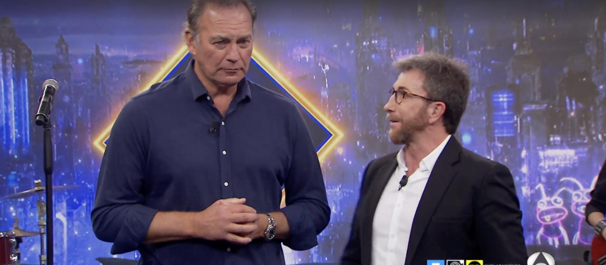 El cantante y presentador de televisión Bertín Osborne, junto al conductor de 'El Hormiguero', pablo Motos