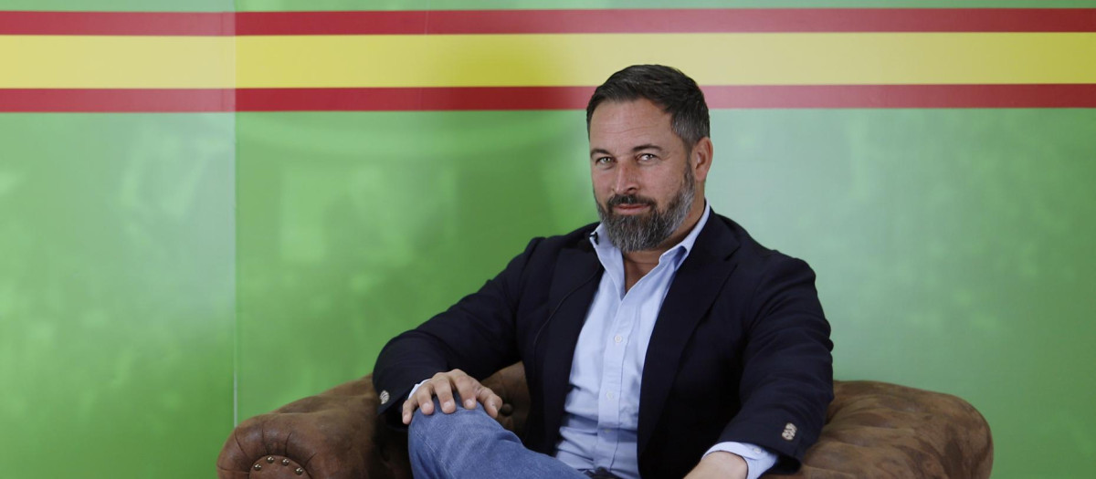 Santiago Abascal, mirando a cámara durante la entrevista para El Debate.