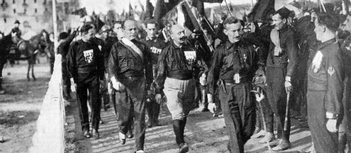Los camisas negras en Bolonia, con Benito Mussolini al frente, en la «Marcha sobre Roma»