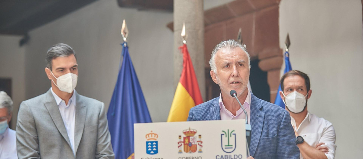 El presidente de Canarias, Ángel Víctor Torres ; el presidente del Gobierno, Pedro Sánchez y el presidente del Cabildo de La Palma, Mariano Hernández Zapata