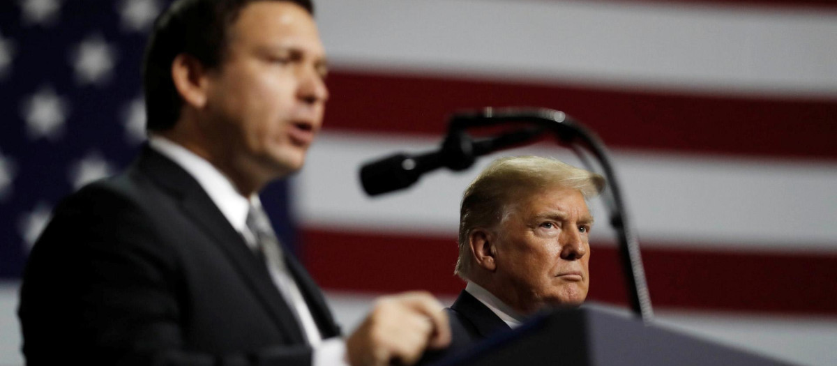 El gobernador de Florida, Ron DeSantis, acompaña al expresidente Donald Trump durante un mitin en 2018