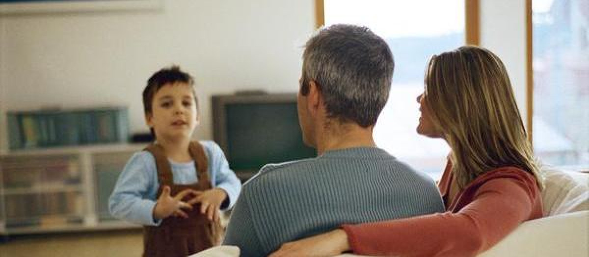Little boy talking to his parents sitting on the sofa 
hijo padres filiacion vida familiar discutir conversacion platicar hablar charlar conversar dialogando discusiones conversaciones parentesco hijos madre padre familia con un hijo niÒo chico mujer hombre caucasico tres personas mujer medianamente adulta seÒor de edad media adulto de edad media pequeÒo niÒo niÒez distracciones vida domestica sofa ropa ocasional salon interior dia casa interior relatar sentado sentada pedir brazos en los hombros mirarse uno a otro vision posterior foco selectivo imagen a color 4-5 aÒos 30-35 aÒos visiones posteriores relatando infancia niÒos infantes nene muchacho chicos muchachos sentados sentarse mujeres hombres madres sofas salones ocios pidiendo vestido relajado familia con una hija vida casera debatir familia con un niÒo familia con una niÒa discuciones