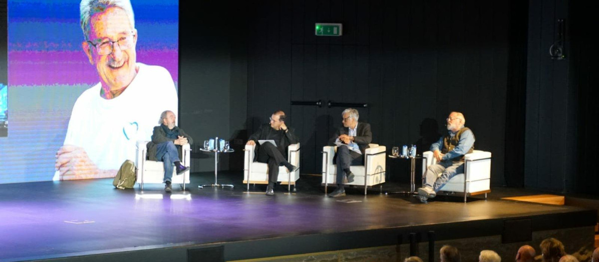 Los participantes, durante el acto