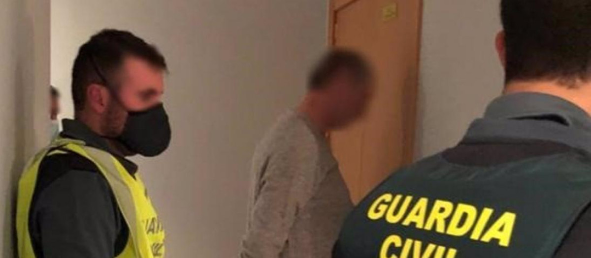 Francisco Javier Almeida junto a la Guardia Civil en el piso donde habría cometido el asesinato