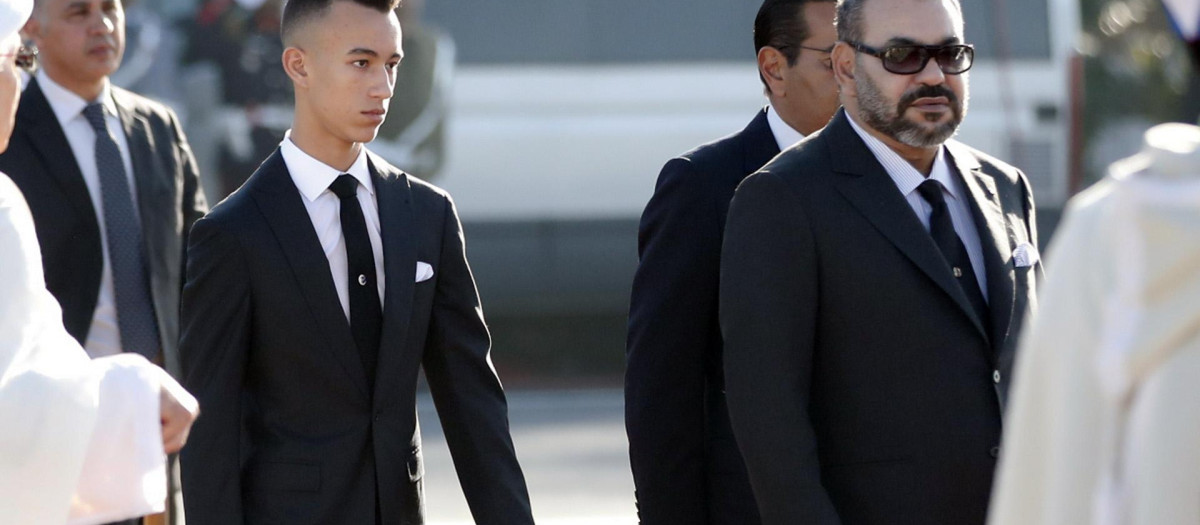 El rey de Marruecos, Mohamed VI junto a su hijo en una foto de archivo