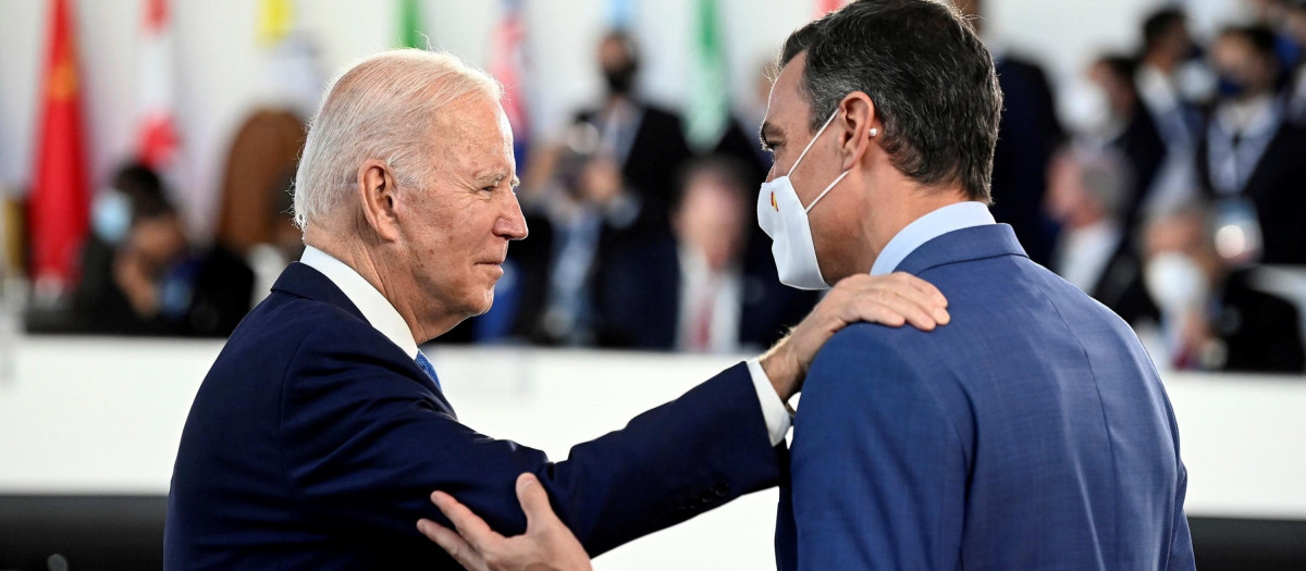 El presidente de Estados Unidos, Joe Biden, junto a Pedro Sánchez en el G-20