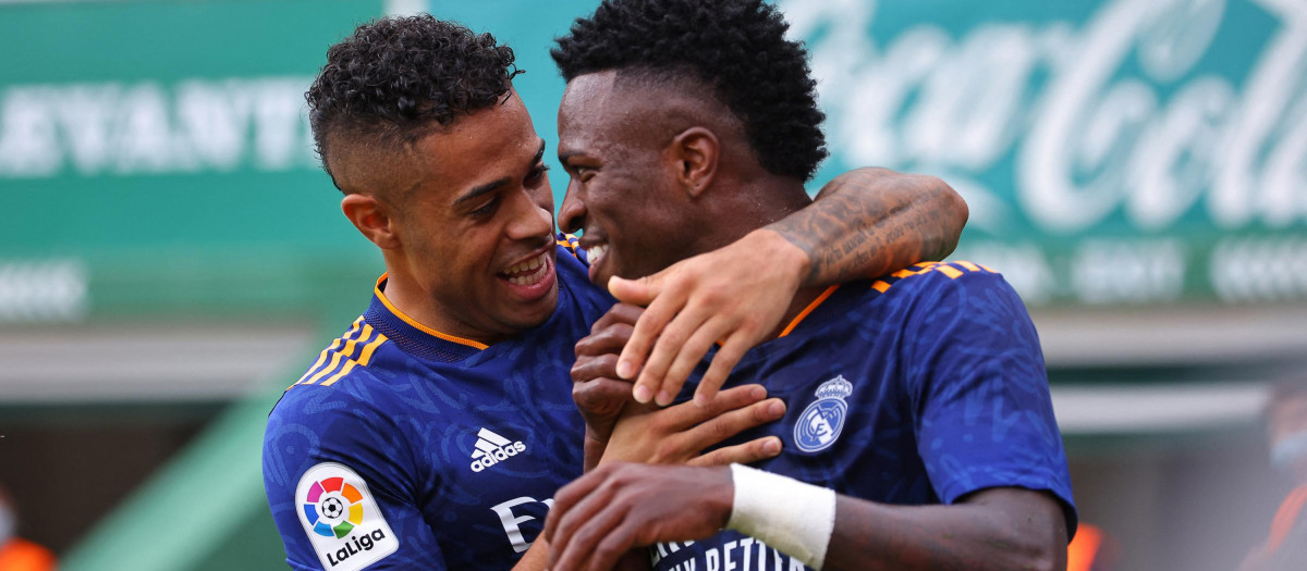 Mariano y Vinicius celebran el gol del brasileño