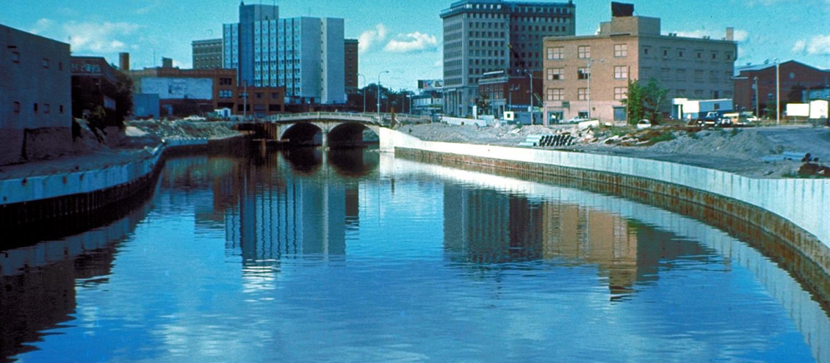 El río Flint en Flint, Michigan, EE. UU., A fines de la década de 1970 durante un proyecto de control de inundaciones del Cuerpo de Ingenieros del Ejército de EE. UU.
