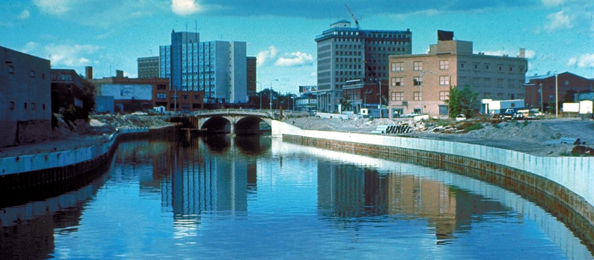El río Flint en Flint, Michigan, EE. UU., A fines de la década de 1970 durante un proyecto de control de inundaciones del Cuerpo de Ingenieros del Ejército de EE. UU.