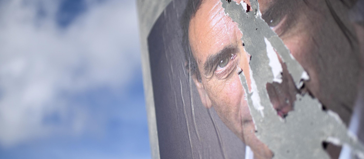 Poster de Eric Zemmour, rajado en dos durante las protestas en su contra