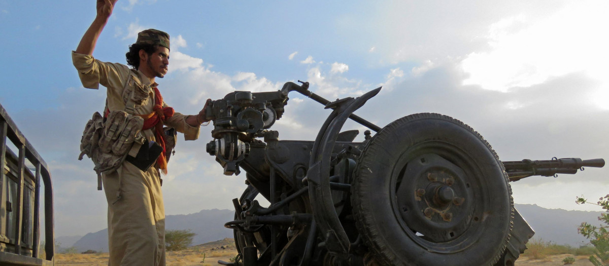Soldado luchando contra los rebeldes en Yemen, foto de archivo