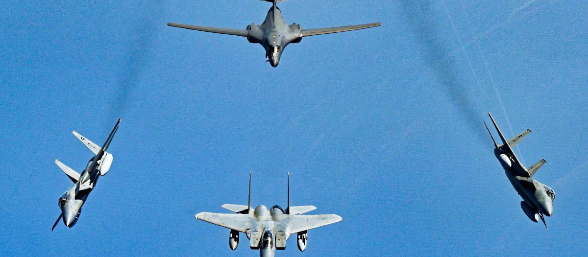 Aviones de combate sauditas flanquean el avión norteamericano sobre el Mar Rojo