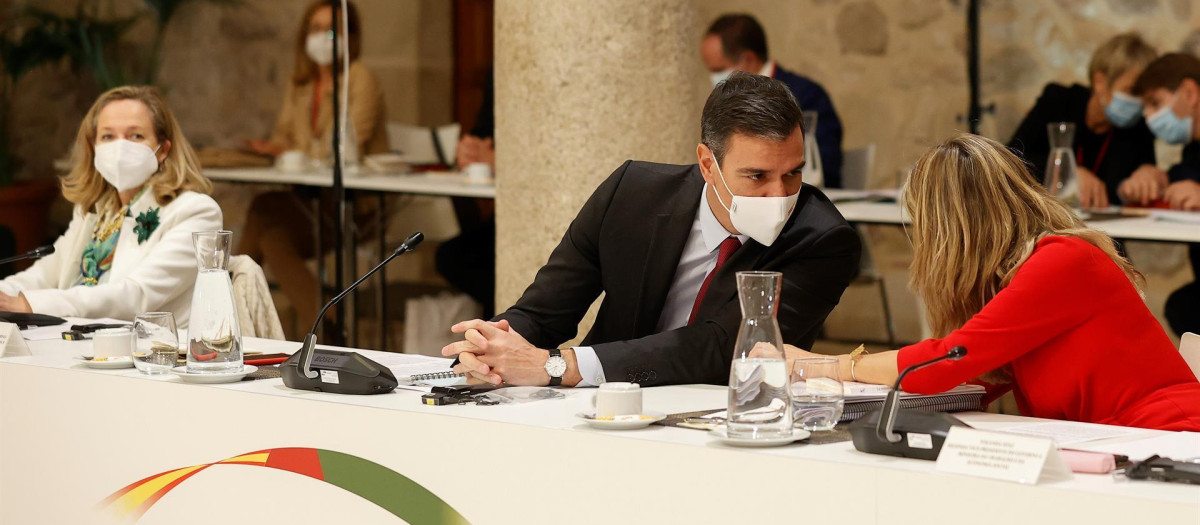 Pedro Sánchez reunido con Yolanda Díaz y Nadia Calviño