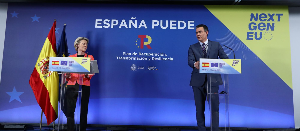 Sánchez junto a la presidenta de la Comisión Europea.