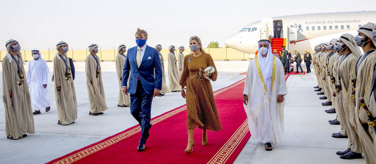 King Willem Alexander and Queen Maxima of The Netherlands arrive at the Airport of Abu Dhabi, on November 02, 2021, for their visit on the 3th of November to Pure Harvest and the World Expo 2020 Dubai *