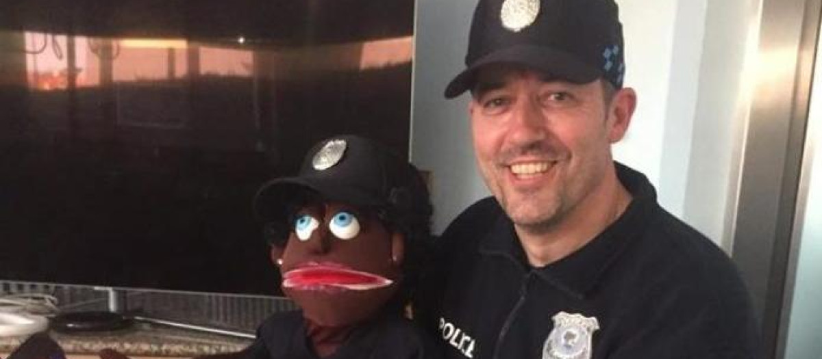 El policía local que lidera el proyecto junto a la marioneta Alexia