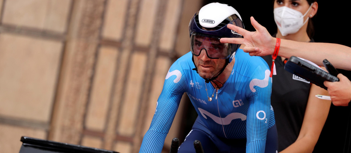 Alejandro Valverde en la salida de la Vuelta a España 2021 desde la catedral de Burgos