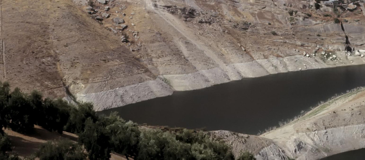 IZNAJAR
PANORAMICA DE LA POBLACIO Y DEL PANTANO SOBRE EL RIO GENIL
