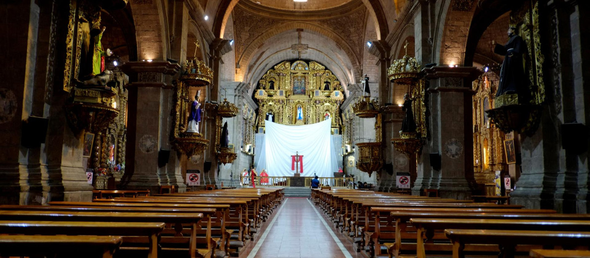 Interior de una iglesia en La Paz (Bolivia)