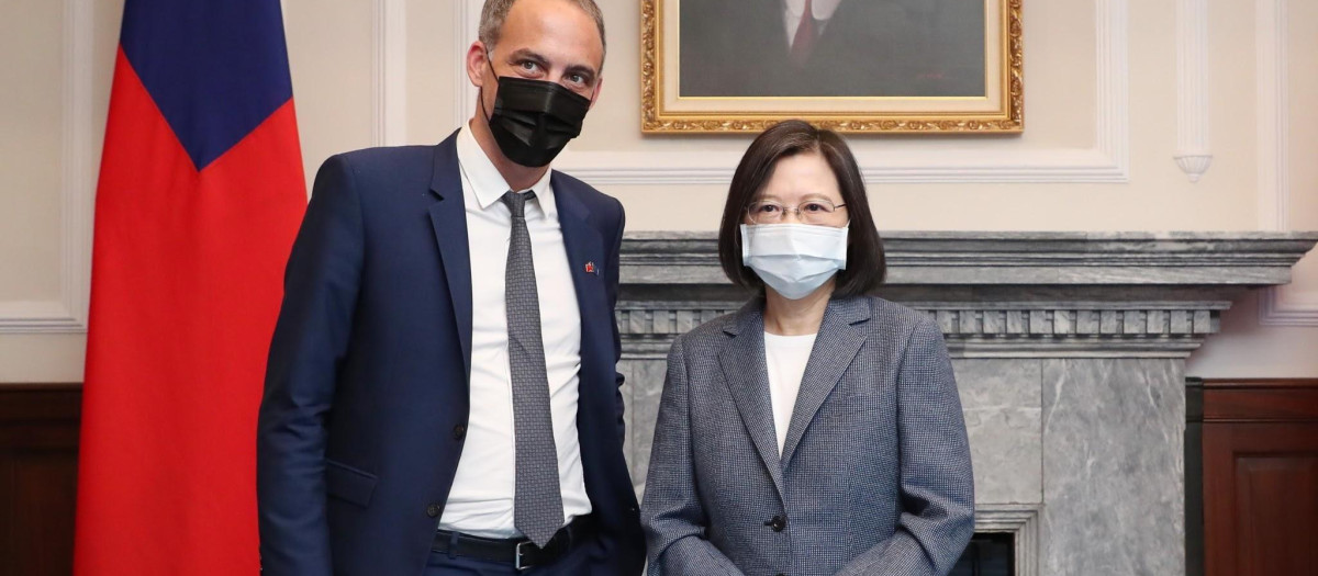 Raphael Glucksmann eurodiputado francés junto con la presidenta de Taiwán Tsai Ing-wen