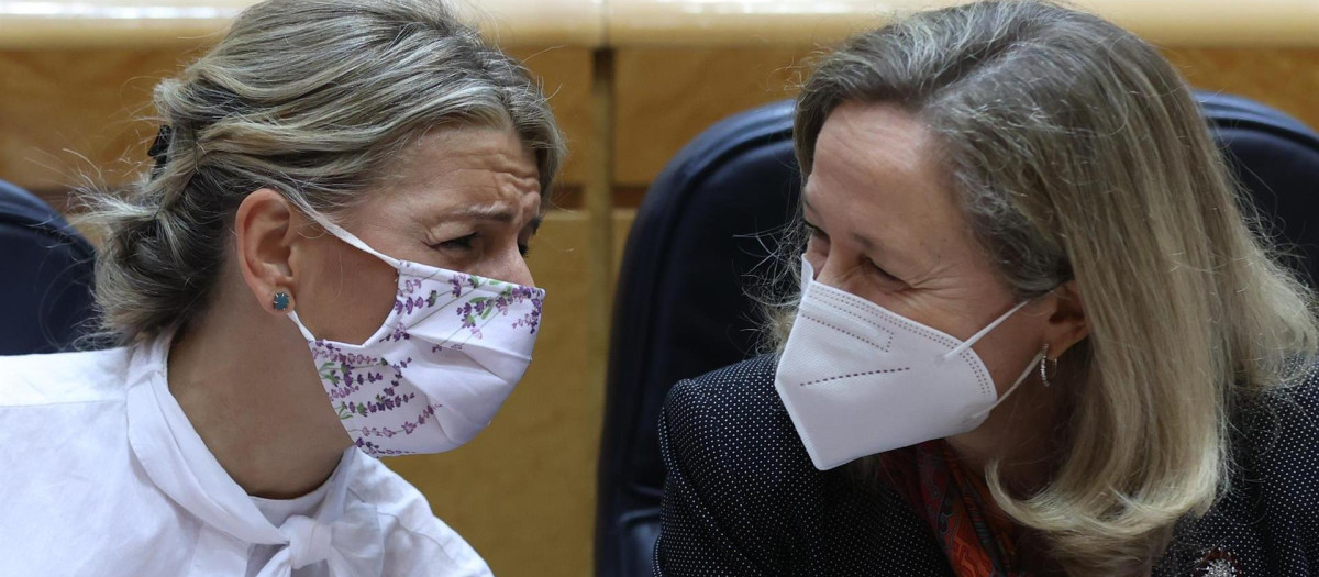 Las vicepresidentas Yolanda Díaz (i) y Nadia Calviño durante la sesión de control al Gobierno en el pleno del Senado