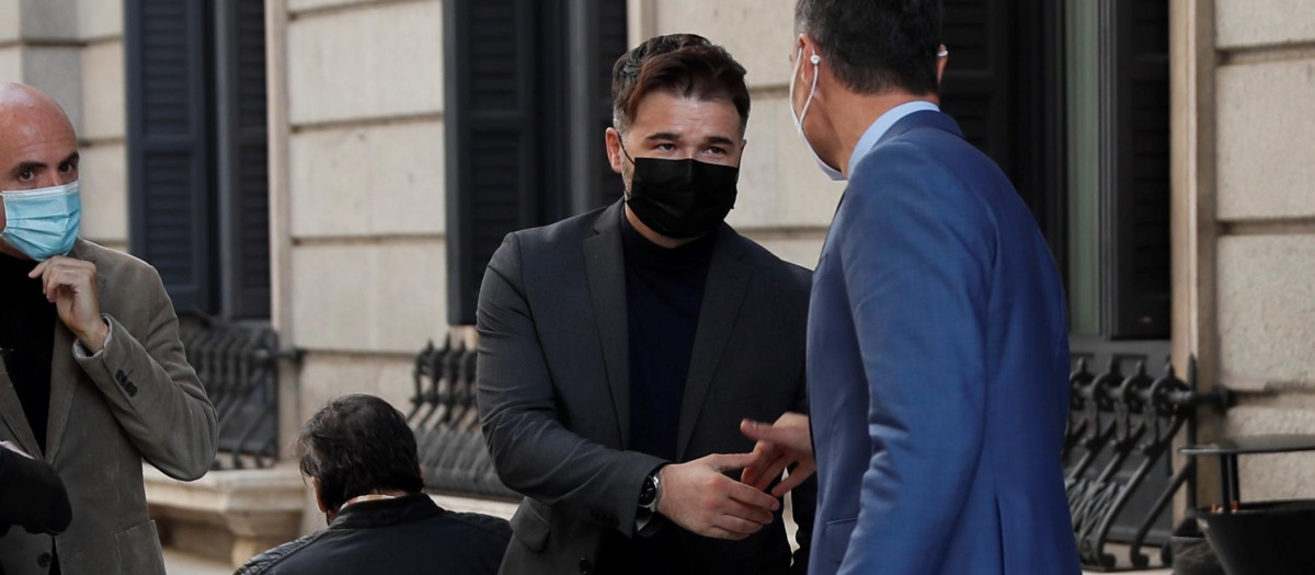 Sánchez estrecha la mano a Rufián al término de la votación.