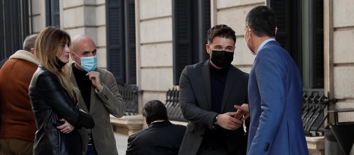 Sánchez estrecha la mano a Rufián al término de la votación.