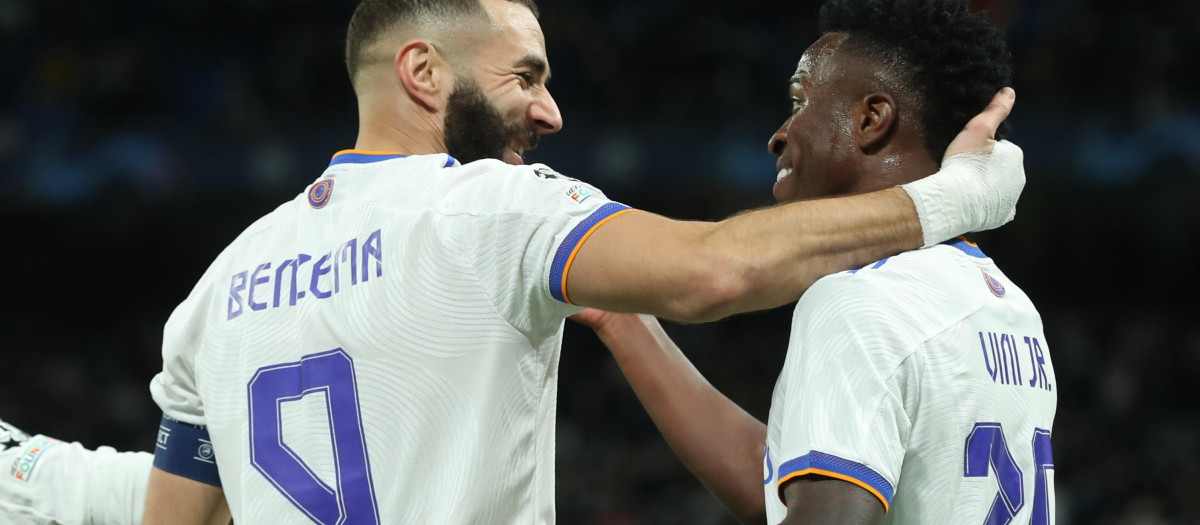 El delantero francés  celebra con su compañero Vinicius su segundo gol durante el partido entre el Real Madrid y el Shakhtar
