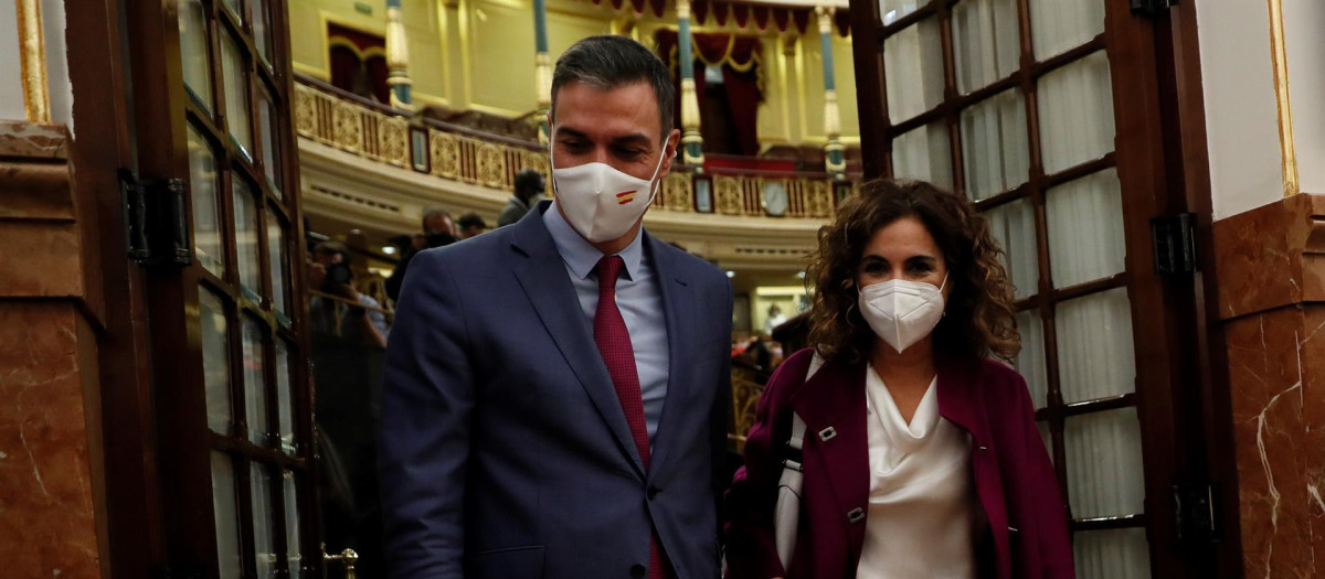 Pedro Sánchez y María Jesús Montero salen contentos tras el debate de los Presupuestos