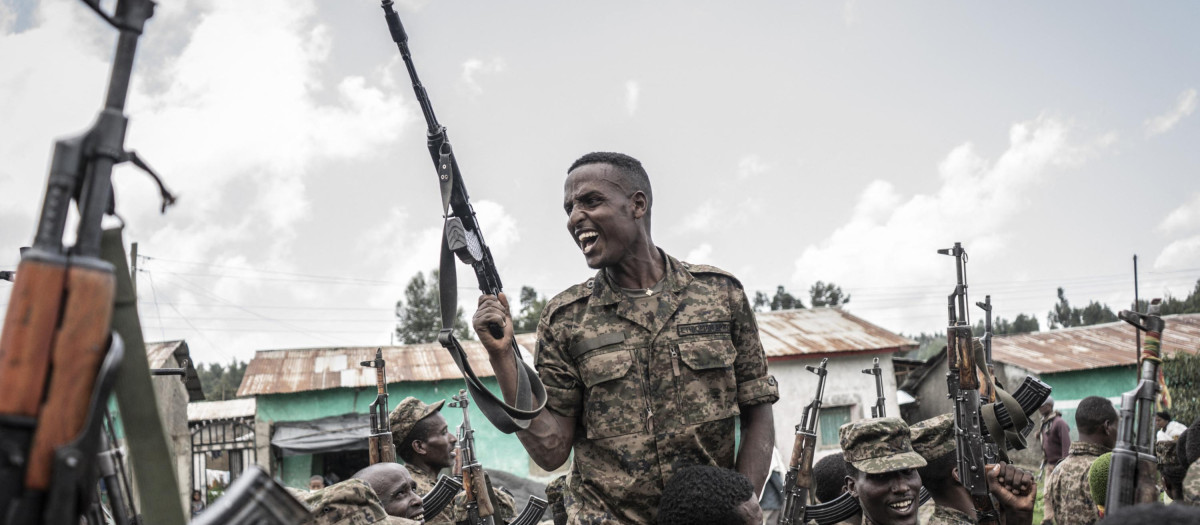 Soldado de las Fuerzas de Defensa Nacional de Etiopía (ENDF) después de terminar su entrenamiento Gondar