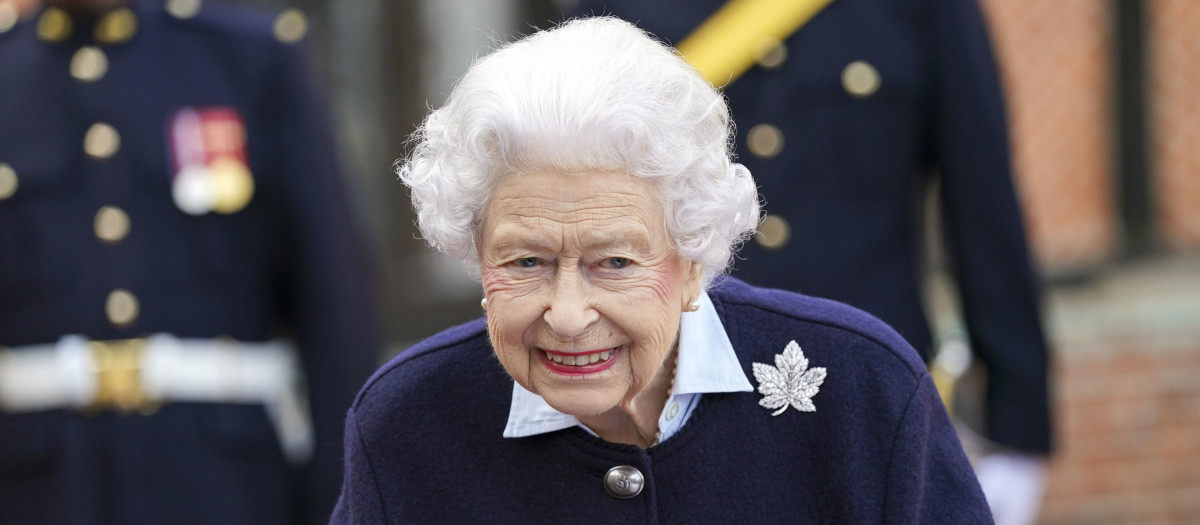 Queen Elizabeth II meets members of the Royal Regiment of Canadian Artillery in Windsor. Picture date: Wednesday October 6, 2021.