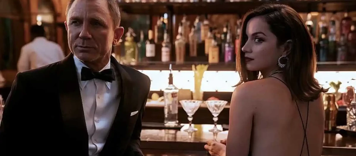 Daniel Craig y Ana de Armas en «Sin tiempo para morir», la última película de James Bond