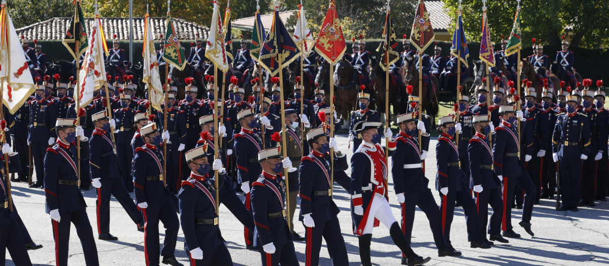 Guiones y banderines de la Guardia Real, durante el homenaje a los que dieron su vida por España.