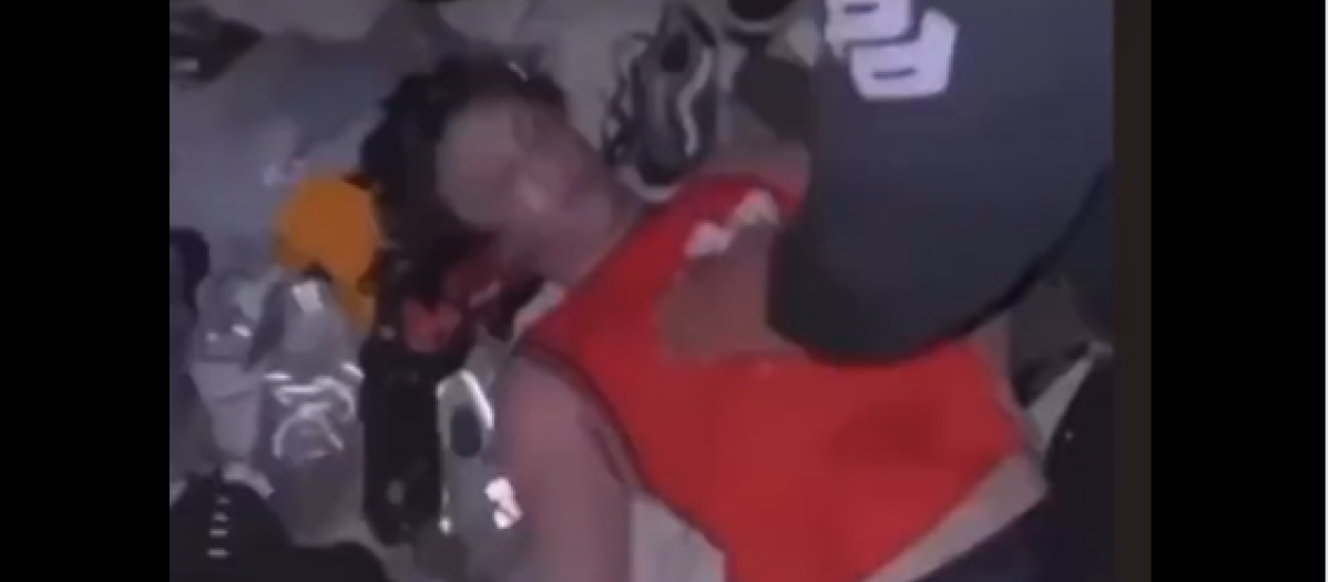Un sanitario intentando reanimar a un herido en el festival de Astroworld