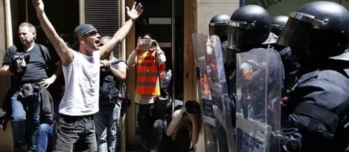 Un okupa enfrentándose a la Policía en Barcelona