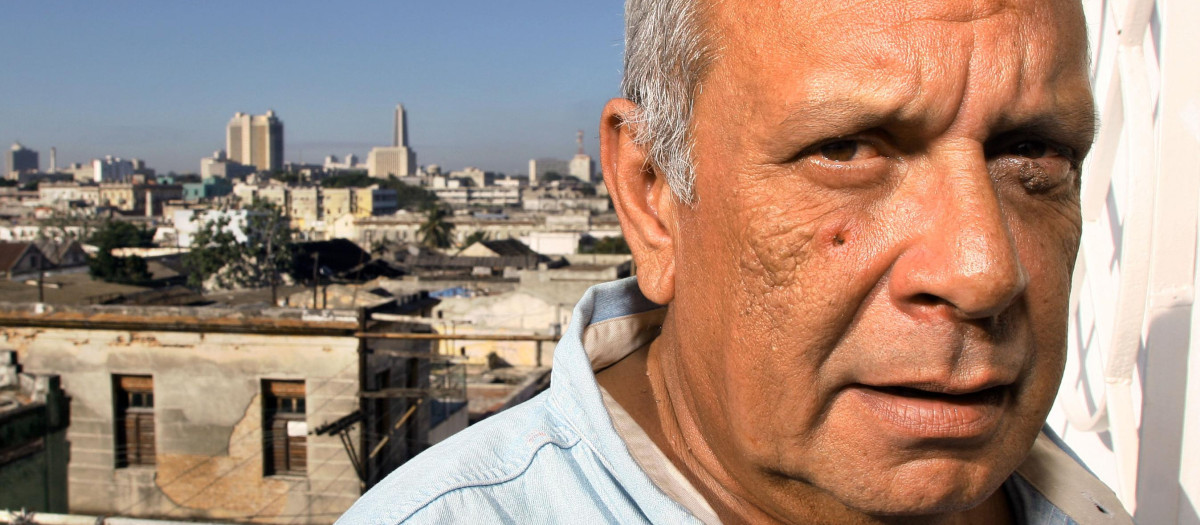 Raúl Rivero, cuando fue excarcelado en noviembre de 2004 en La Habana, Cuba.