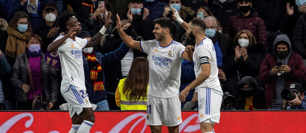 Vinicius, Asensio y Benzema celebran un gol