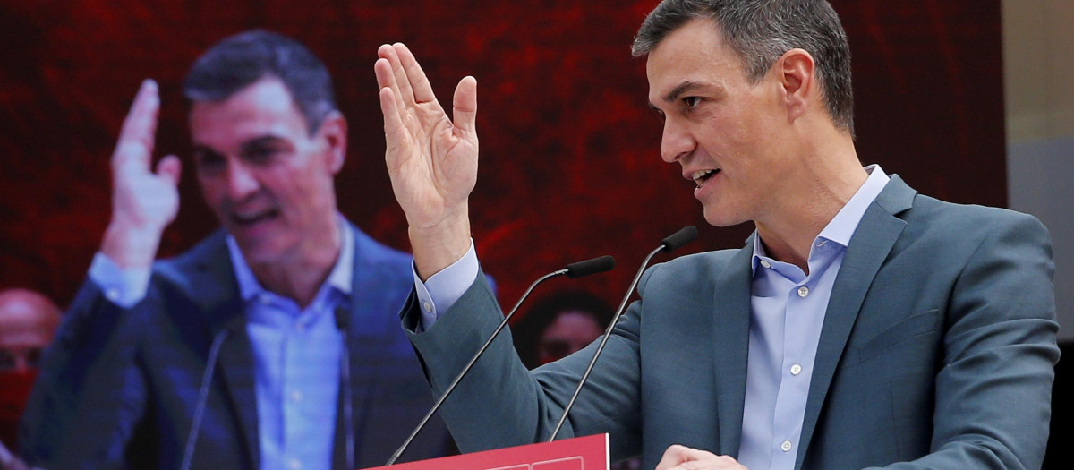 El secretario general del PSOE y presidente del Gobierno, Pedro Sánchez, durante su intervención de la clausura del 14 Congreso Regional del PSOE-A, hoy en el Palacio de Congresos de Torremolinos (Málaga)