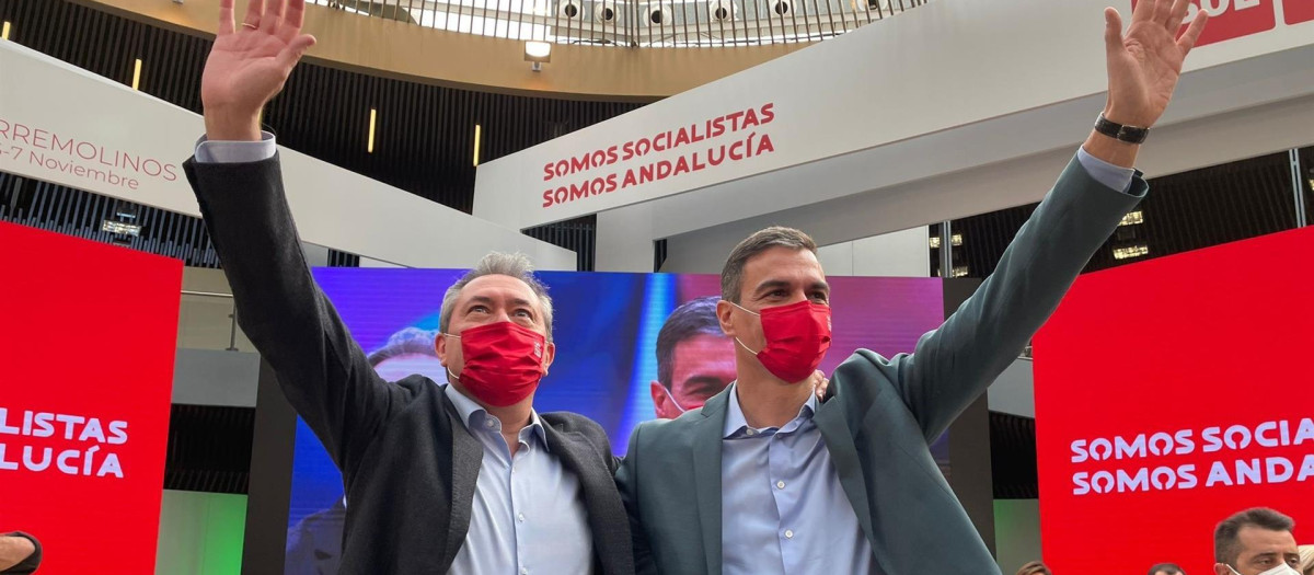 El secretario general del PSOE-A, Juan Espadas (i), y el secretario general del PSOE y presidente del Gobierno, Pedro Sánchez (d), saludan en el acto de clausura del 14 Congreso del PSOE-A