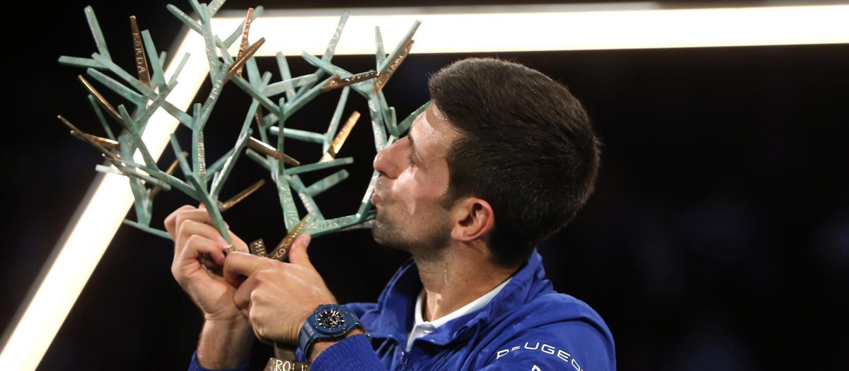 Djokovic gana el Masters 1.000 de París ante Medvedev