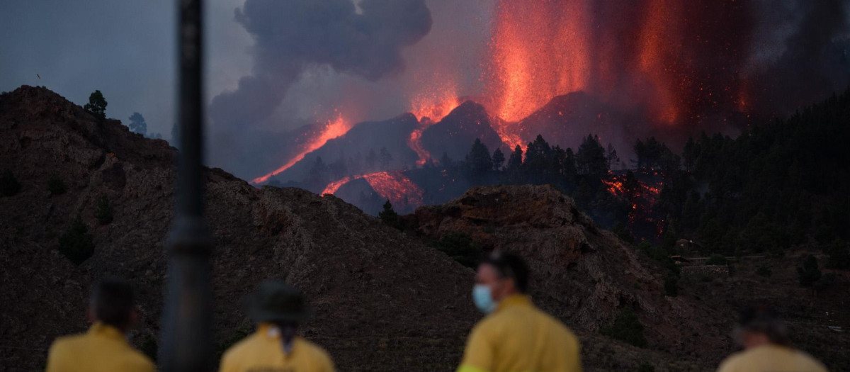 Varios operarios vigilan la erupción del volcán, el 19 de septiembre