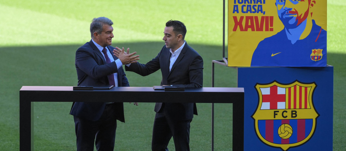 El nuevo técnico del Barça firmó su nuevo contrato sobre el césped del Camp Nou