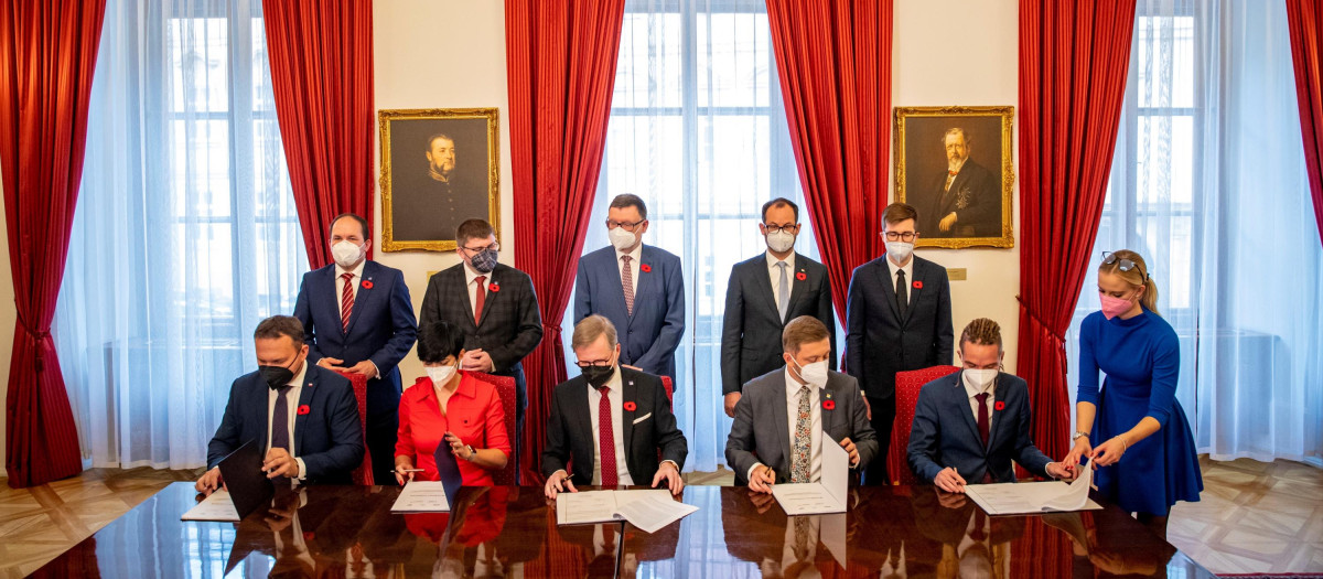 Los cinco partidos que forman la nueva coalición checa: el KDU-CSL con Marian Jurecka, el TOP 09 liderado por Marketa Pekarova Adamova, los Demócratas Cívicos con Petr Fiala, el partido STAN con Vit Rakusan, y los Piratas liderados por Ivan Bartos.