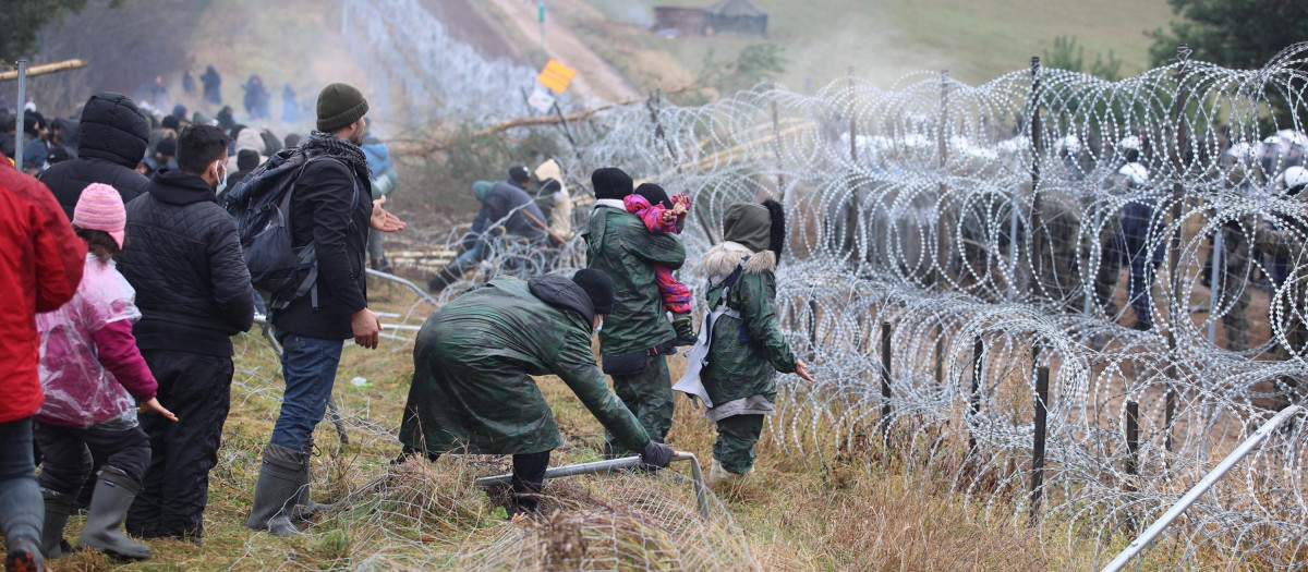 Grupos de inmigrantes, niños incluidos, esperan en la frontera entre Bielorrusia y Polonia