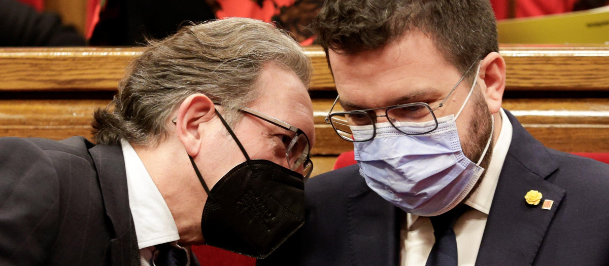 El presidente de la Generalitat, Pere Aragonès, conversa con el conseller de Economía, Jaume Giró