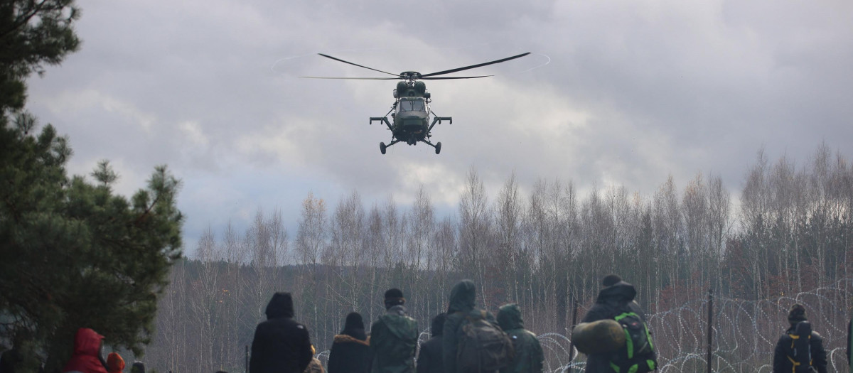 Helicóptero militar sobrevuela la frontera entre Bielorrusia y Polonia