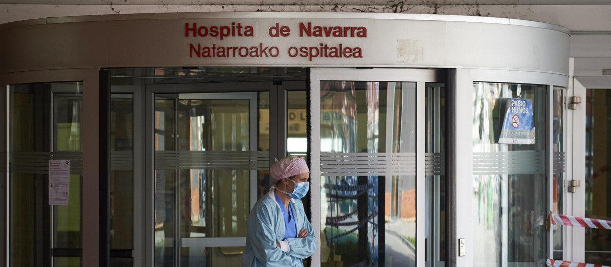 Una enfermera, en la puerta del hospital de Navarra en 2020