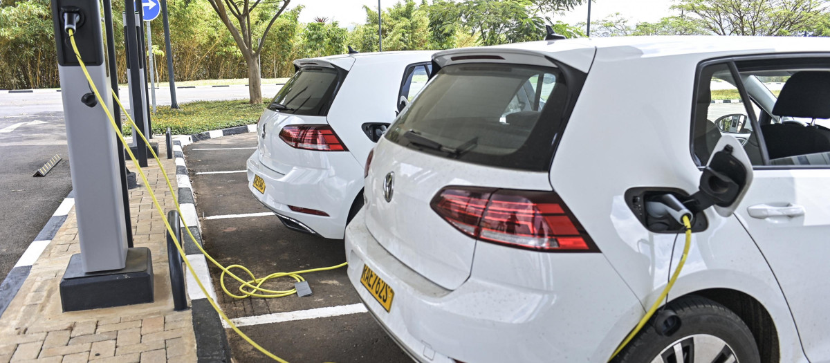 Los coches eléctricos de Volkswagen cargando, foto de archivo