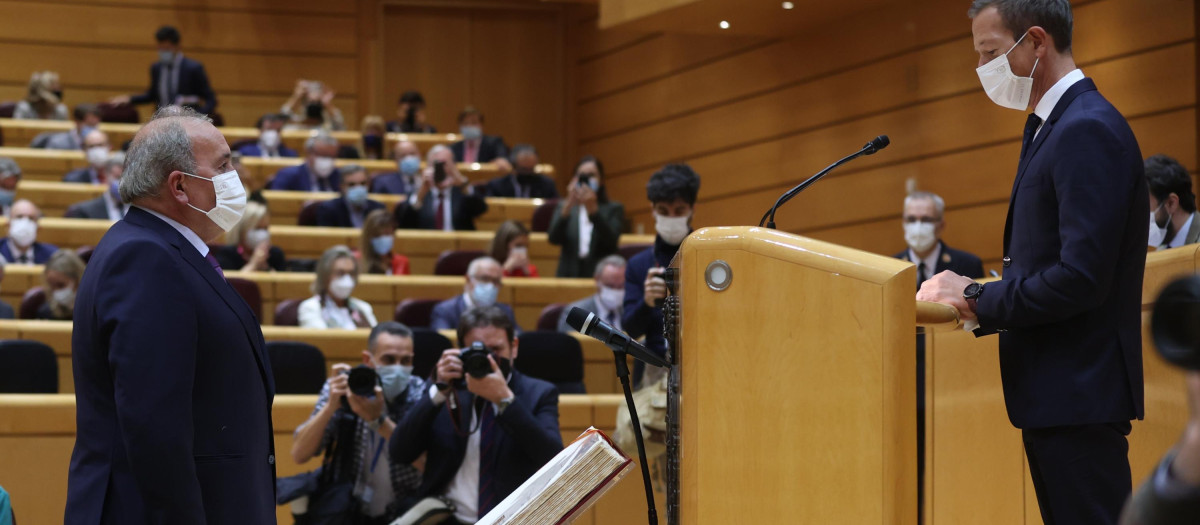 El presidente del Senado, Ander Gil, al inicio de la sesión de control al Gobierno.